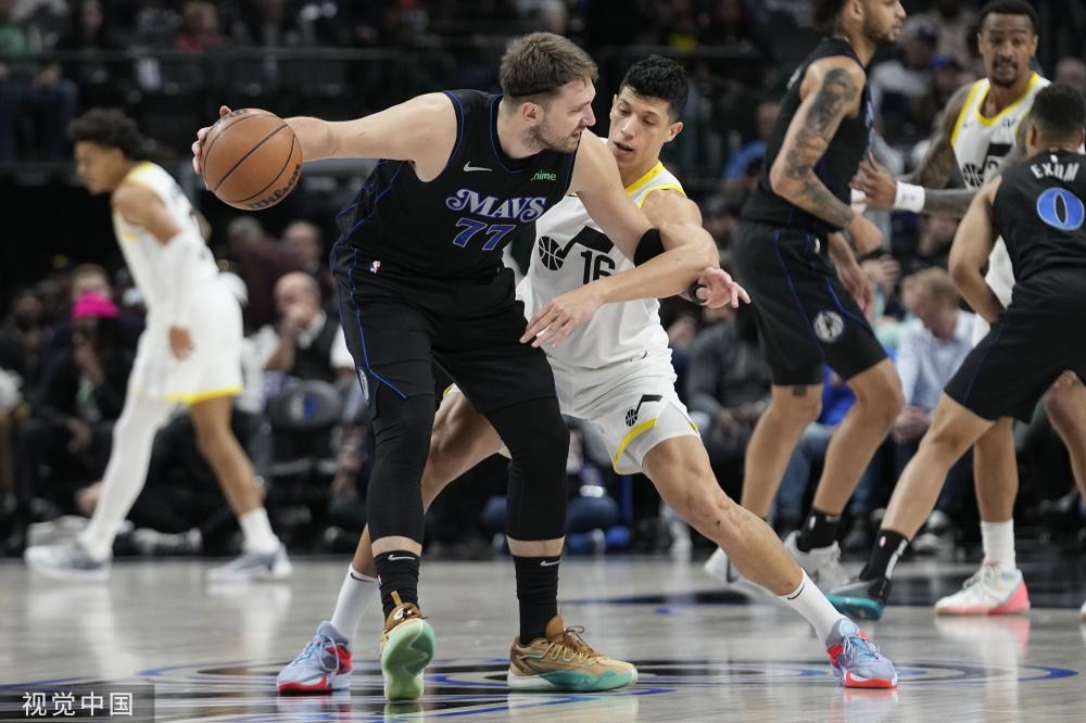 队员通过滑 队员通过滑